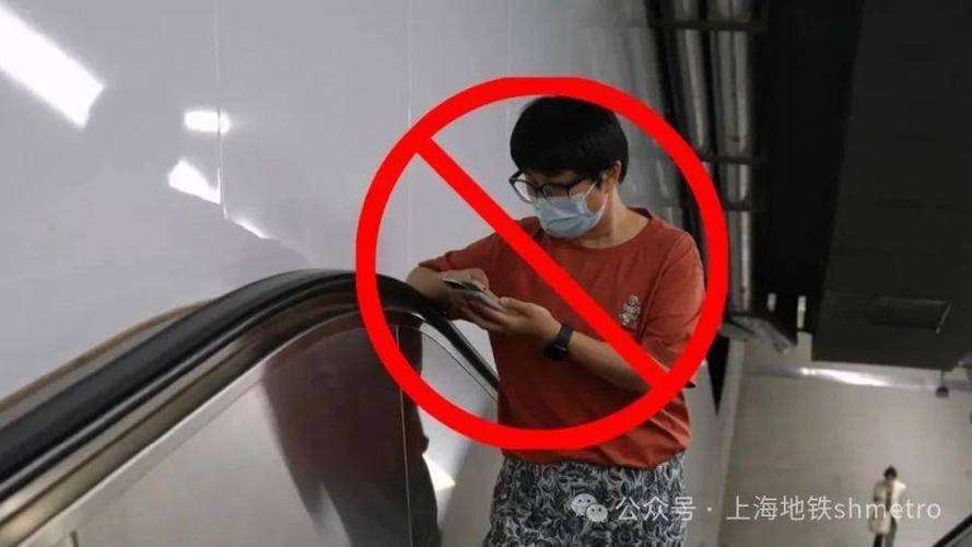 地铁宋家庄站一扶梯故障，维修人员称一名乘客脚被夹伤