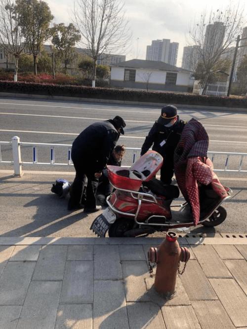 凌晨突发杭州一路面出现大坑，有电动车和人掉下去摔倒受伤
