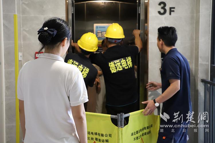 扶梯突发故障，市民腿部被夹。芝罘区开展电梯应急救援演练