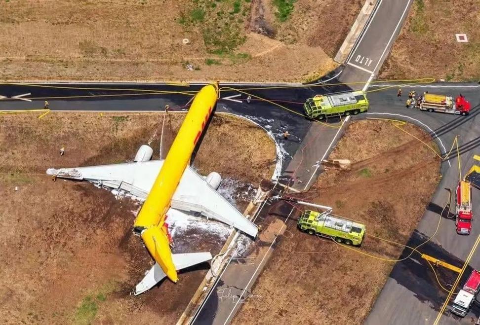 DHL一架757货机液压故障冲出跑道机身折断