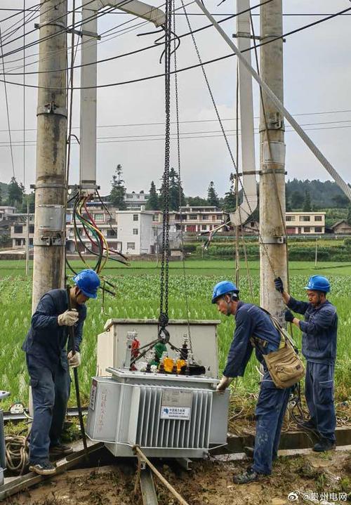紧急抢修更换故障变压器保障村民用好电