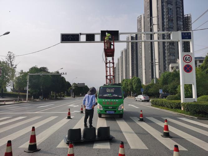 升降平台车为维修故障交通信号灯提供便利