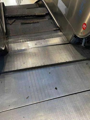 快讯杭州武林广场人行地道电梯突发故障，破损严重