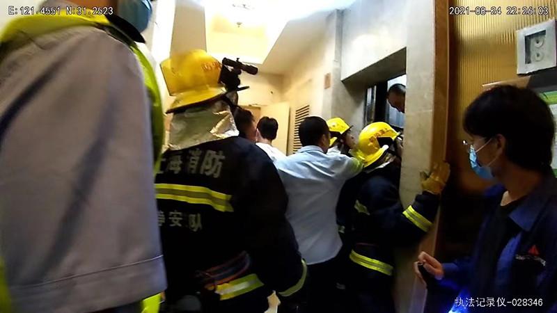 危男子酒后怒砸电梯控制面板致故障急停70分钟，现已被依法刑拘