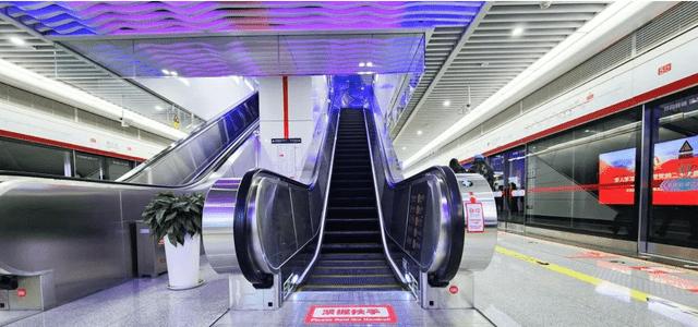 大连地铁五号线最大单体设备首台自动电扶梯进场