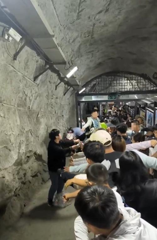 华山景区西峰索道昨夜遭遇停运“不是故障，是停电了”。陕西有关部门已赶赴现场