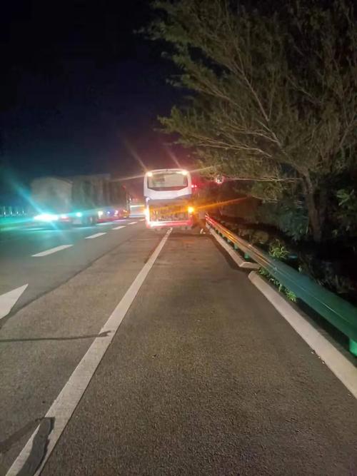客车故障，民警火速转移49名乘客
