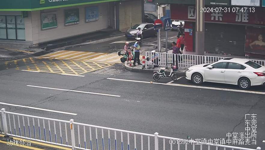 常德小车突发故障交通辅警暖心相助