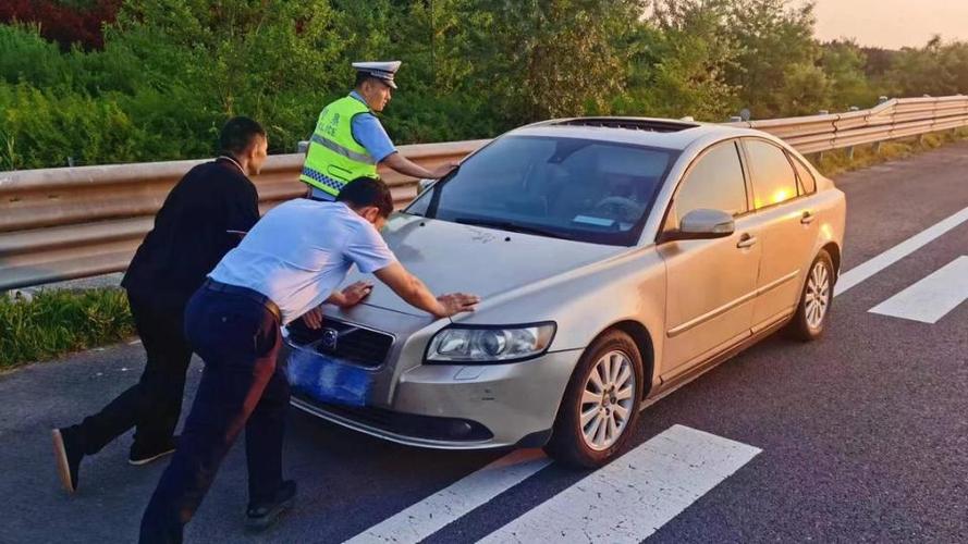 假期出行车坏半路，昌平交警及时救助故障车