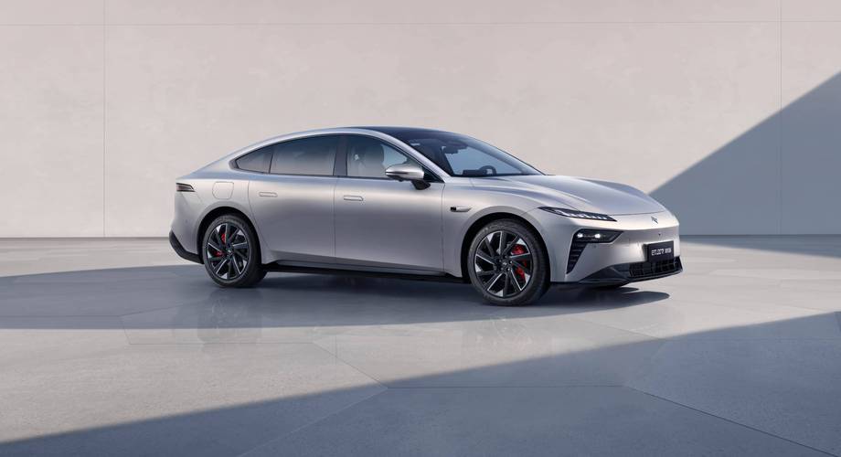 速腾、雷凌变备胎4.82米中型车12万多，加速7.2秒亏电油耗4.4L