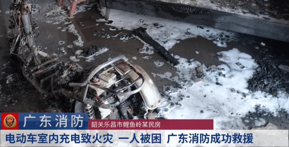 电瓶充电发生故障，男子拆卸维修时引发火灾，妻子死亡女儿受伤