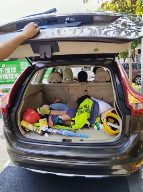 事发上海街头SUV违章行驶还逃得飞快，民警截停后惊了后备箱躺着两个小孩