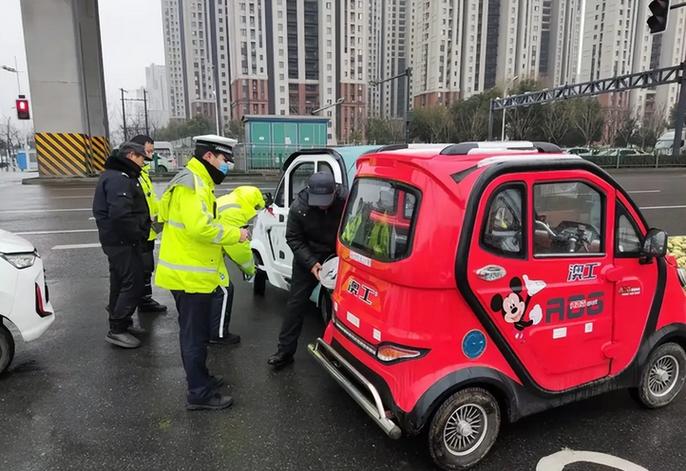全国很多地方电动二轮车能上路。为啥电动三轮、四轮车却不让骑。