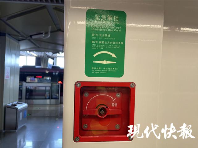 3岁男童地铁站内按停电扶梯，这些按钮不能乱动