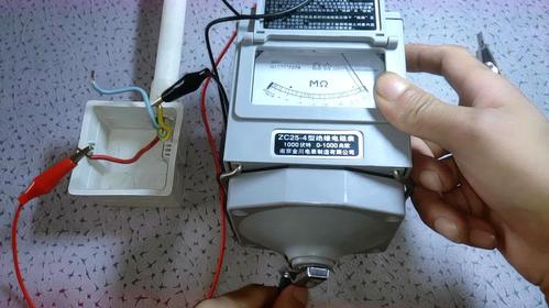 电工用两块废旧绵垫，搞定不定时停机故障