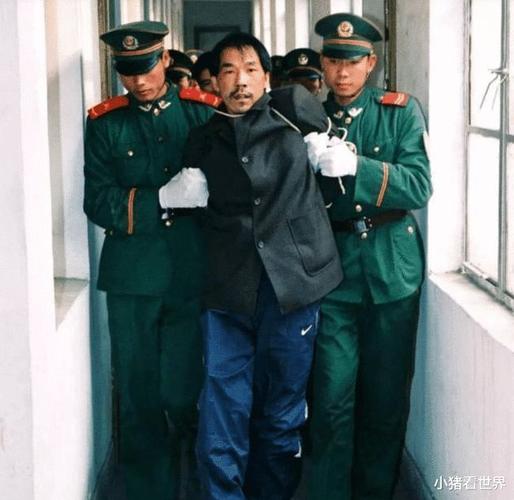70老翁背刑案逃亡江湖，张家界警方悬赏5万通缉，未来将踩缝纫机