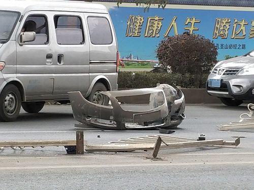 老人驾驶助力车，不慎撞上隔离栏
