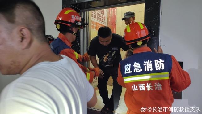 人行天桥升降电梯突发故障，两男子被困消防紧急救援