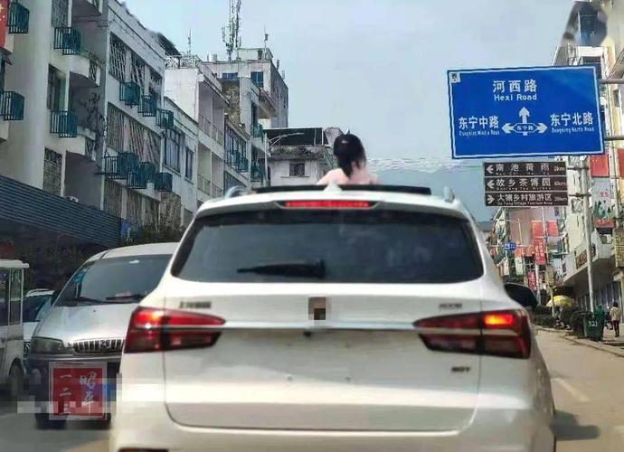贵州一小孩爬出行驶中车辆后车窗，还想上车顶，后车乘客吓到惊叫