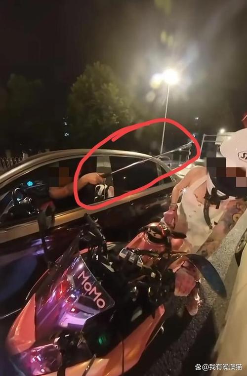 闹大了辽宁奔驰车闹市区故意别车车主行为嚣张，奔驰车牌曝光