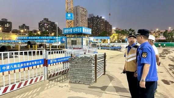 夜间施工噪声大，渣土未盖防尘网城管部门突击检查本市工地