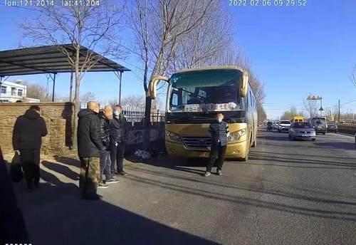7座客车挤16人。司机涉嫌危险驾驶、非法营运被查