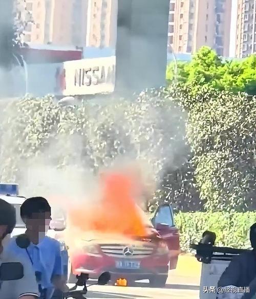 火势猛烈武汉雄楚大道一辆奔驰车突然起火，车主紧急下车