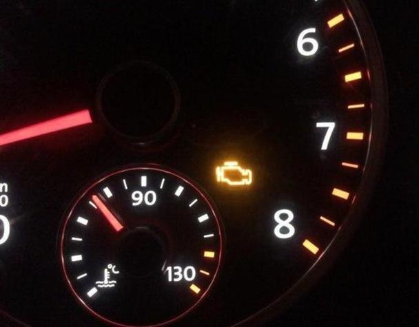 这故障灯亮要停车，但不要熄火因为熄火后车的故障会更大