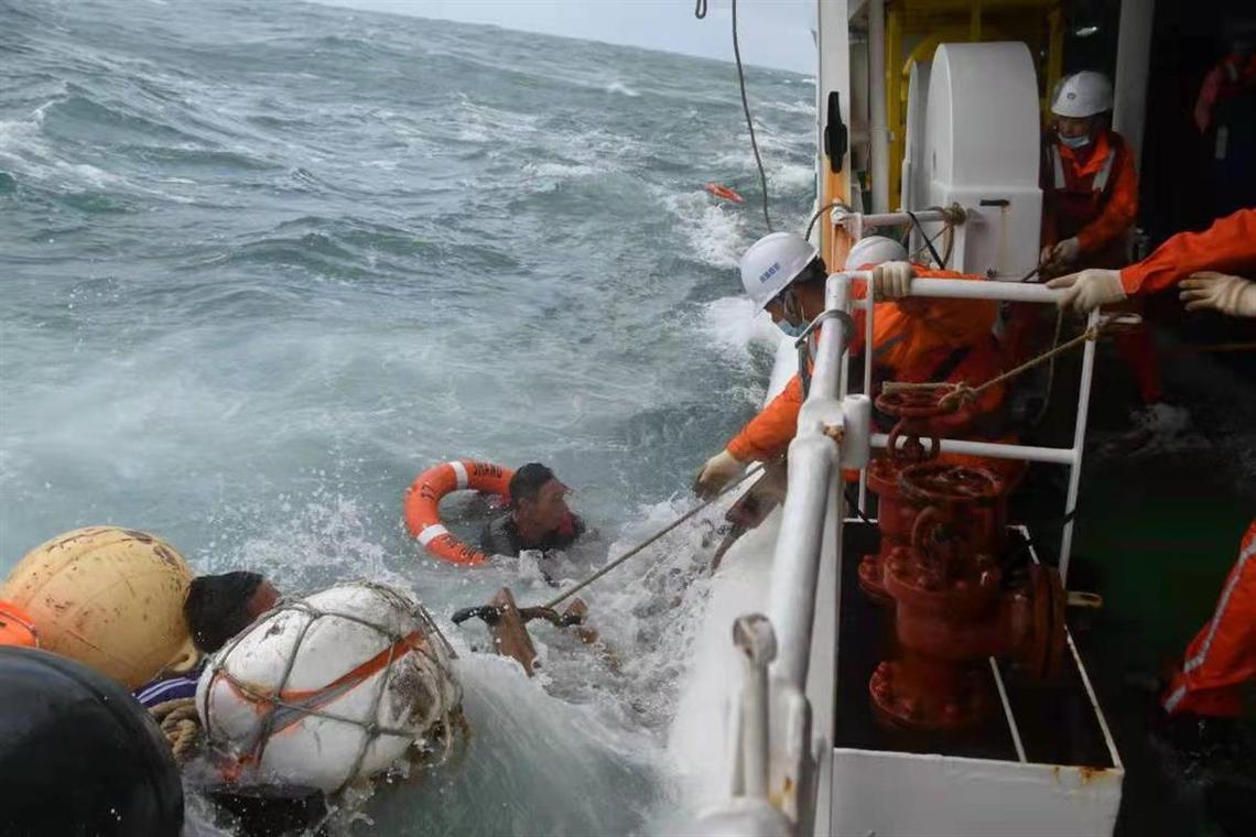 游艇海上故障遇险，湛江海上搜救中心紧急救起6人