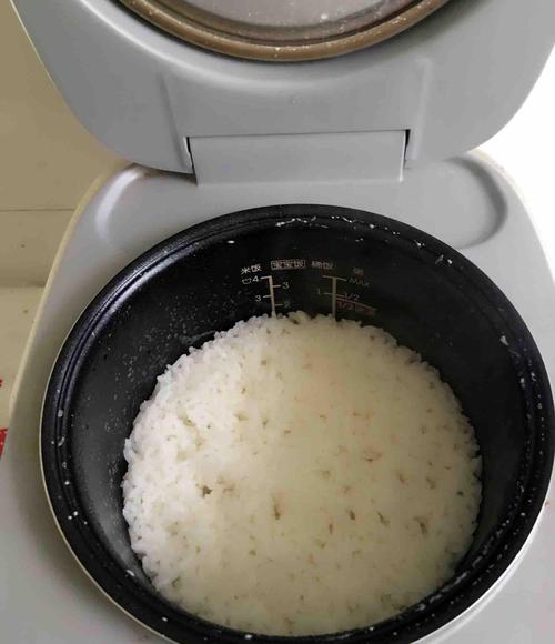煮米饭有讲究，别再加水​就煮，教你一招，米粒分明，香软好吃