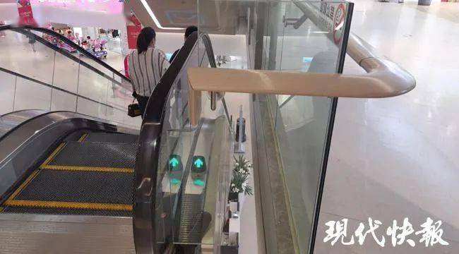 假期儿童安全再敲警钟南京一男童攀爬电扶梯从2楼摔落