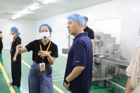 多家官媒探访小浣熊透明工厂，揭开新舒适婴童护理的神秘面纱
