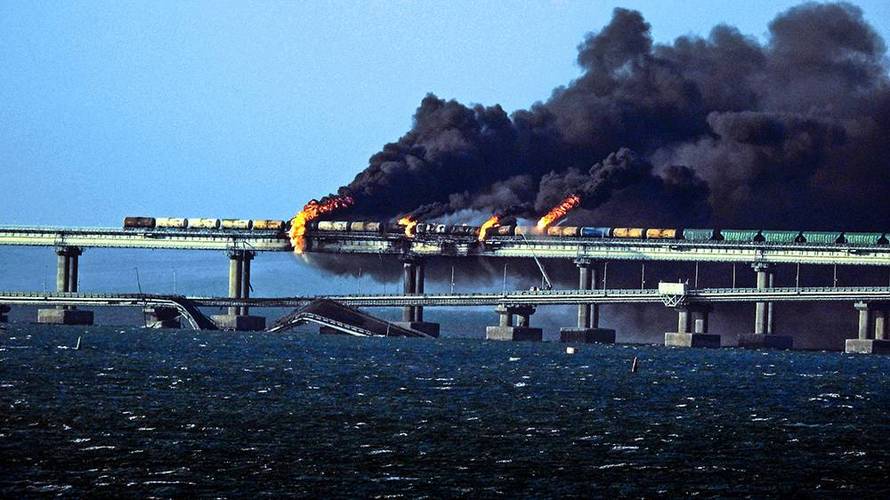 俄罗斯占领的克里米亚发生爆炸，克里米亚大桥交通中断