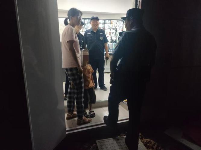 三岁幼童走失，水果店店主扩音喇叭帮寻人