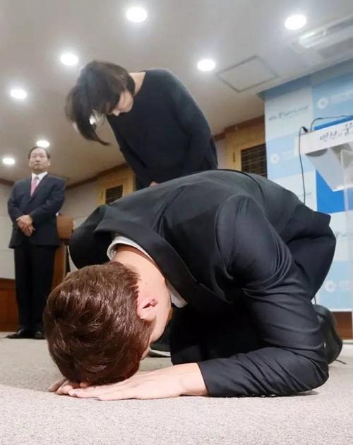 下跪，这事怎么解决