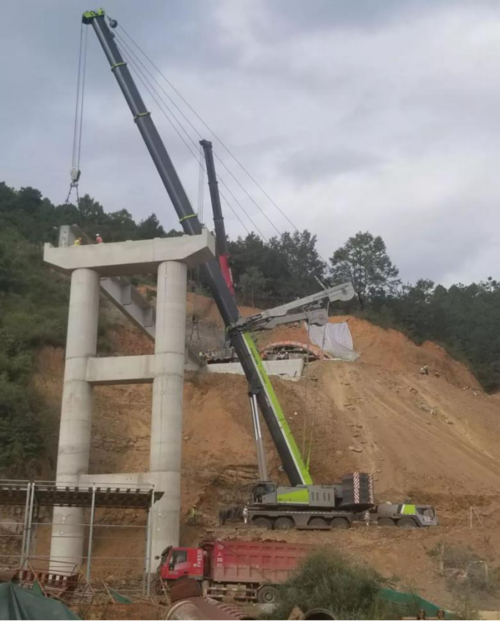 中联重科吊车亮相丽江机场，圆满完成项目钢结构首吊