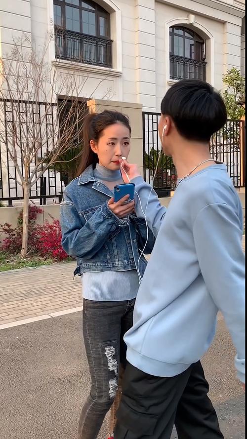 兄弟骑车带妹子频急刹车感受柔软…现场视频流出后你故意的吧