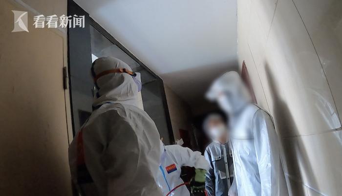指纹锁故障被锁10楼门外业主不愿破拆欲高空爬楼回家