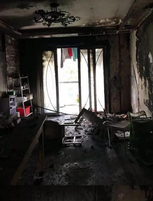 民宅凌晨起火，疑电箱爆炸所致，一人死亡
