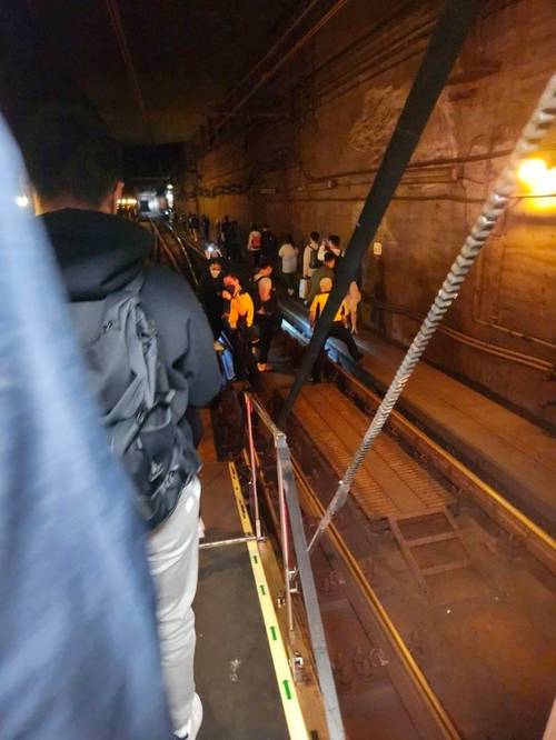港铁列车事故乘客沿路轨疏散现场曝光称系机件故障正抢修