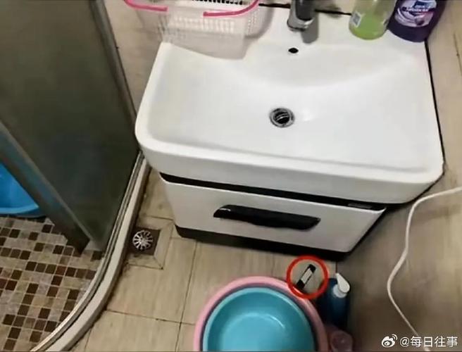 女孩发现继父，在卫生间偷装摄像头，报警后继父是不放心妻子