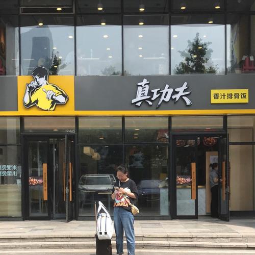 真功夫怎么了。饭点时间，店里就两桌，店员都比顾客多。