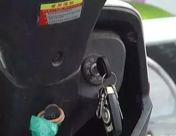 突发三轮车忘拔钥匙，小孩不慎开动撞上奥迪车事发邓州彭桥街…