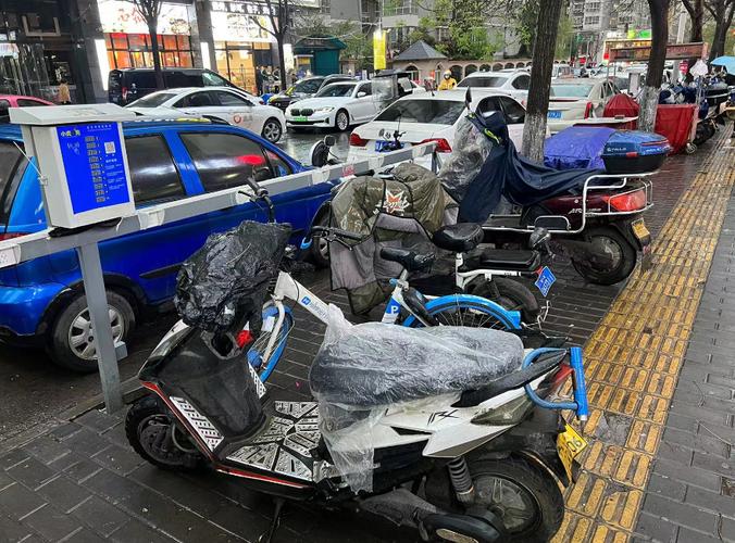 奔流-记者帮行人希望白银路55号门前人行道上废弃充电桩尽快拆除
