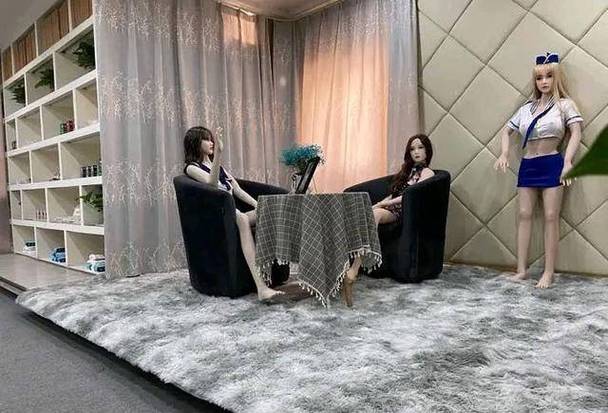 共享硅胶娃娃店铺一客一消毒。店员就算不洗，几分钟病毒也消失