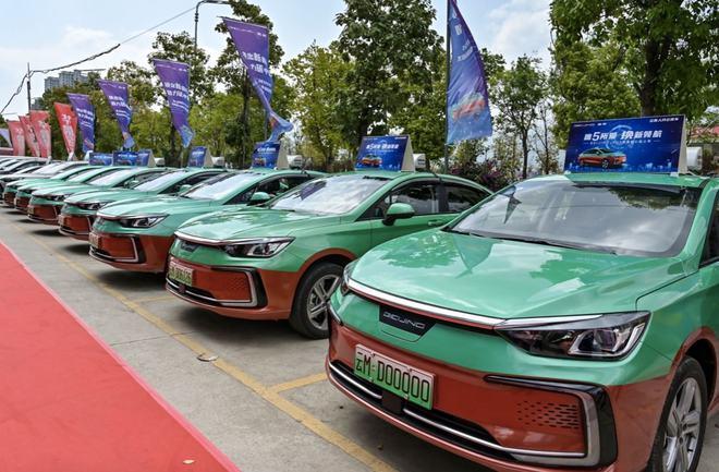 NEDC续航350km北汽新能源EU5换电出租车投入使用