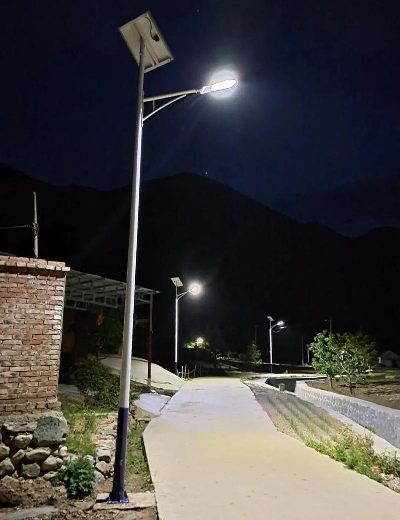 太阳能灯扮亮小山村