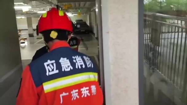 「视频」东莞一孕妇临产遭遇暴雨，消防车秒变“救护车”