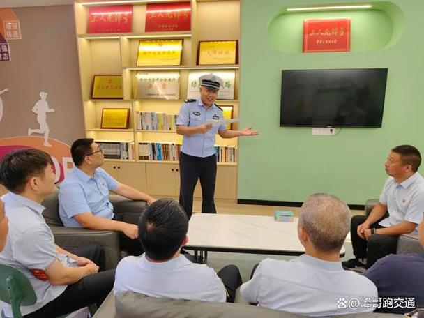 郑州交警到公交四公司对所属公交车进行全面“体检”