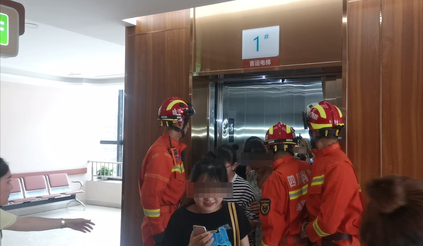 壹现场丨上班高峰电梯突发故障5人被困消防火速救援